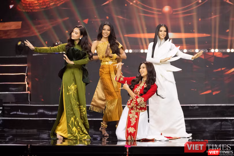 Á hậu 2 Thạch Thu Thảo dân tộc Khmer ở phần trình diễn trang phục dân tộc