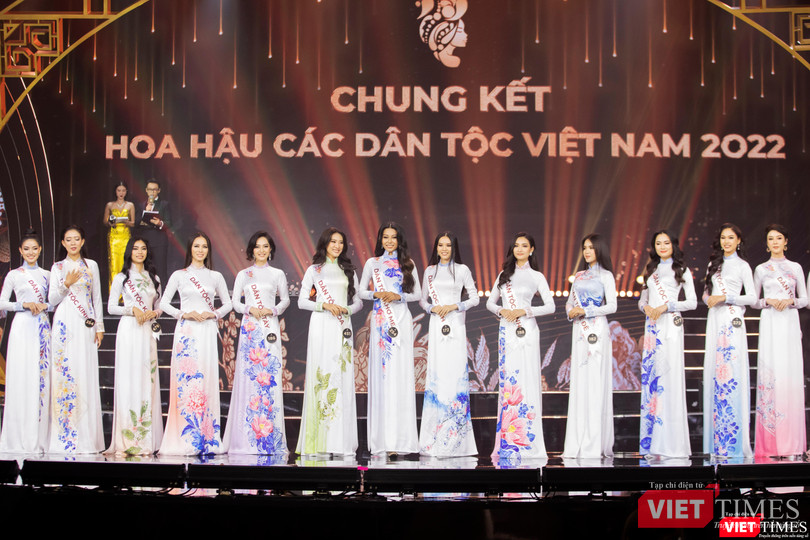 Trên nền nhạc ca khúc chủ đề “Những đoá hoa nắng mai”- một sáng tác của nhạc sĩ Châu Đăng Khoa là phần trình diễn của 30 thí sinh ở vòng chung kết trong trang phục áo dài