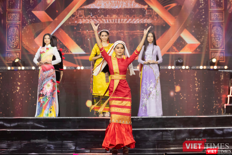 Phần trình diễn trang phục của 54 dân tộc Việt Nam đầy ấn tượng