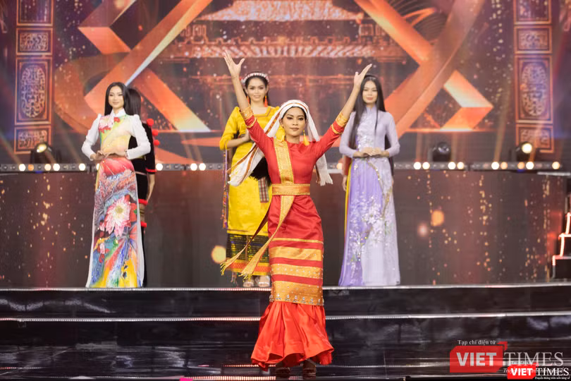 Phần trình diễn trang phục của 54 dân tộc Việt Nam đầy ấn tượng