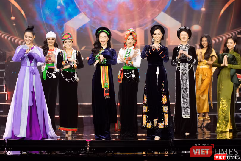 Tân hoa hậu Nông Thuý Hằng trong trang phục dân tộc Tày và các thí sinh ở phần trình diễn trang phục dân tộc
