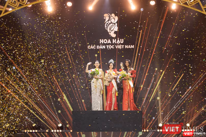 Tân Hoa hậu các dân tộc VN 2022 Nông Thúy Hằng và 2 Á hậu vừa đăng quang