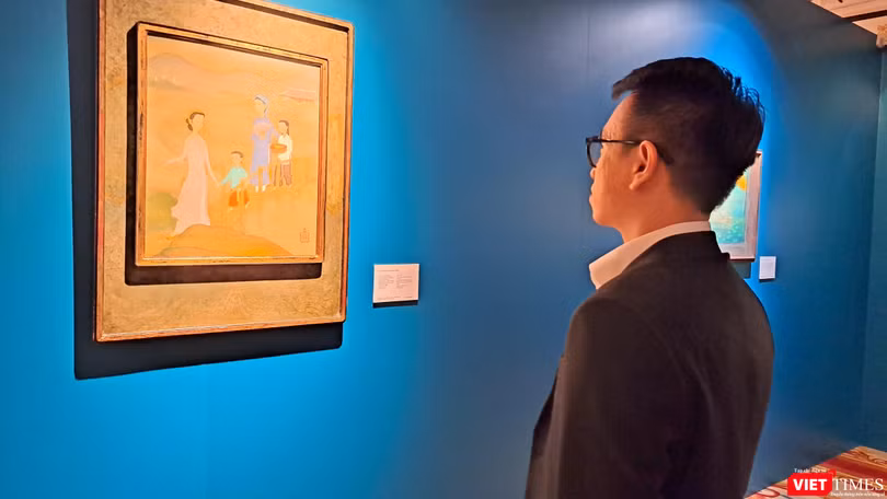 Giám tuyển Ace Lê trao đổi với VietTimes về triển lãm "Hồn xưa bến lạ" đang trưng bày 56 tranh Đông Dương. Ảnh: Hòa Bình