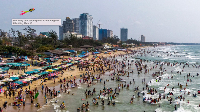 Hình ảnh chụp ngày 10/4 cho thấy hàng ngàn người dân đến đây tắm biển (Nguồn: Dân trí)