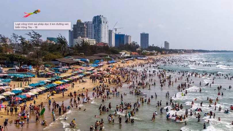 Hình ảnh chụp ngày 10/4 cho thấy hàng ngàn người dân đến đây tắm biển (Nguồn: Dân trí)