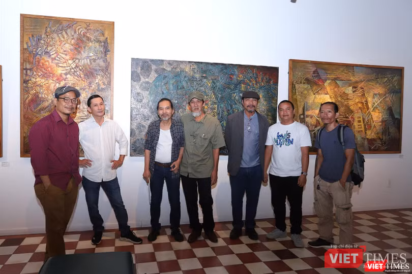 Bạn bè họa sĩ tới chia vui với họa sĩ Trần Văn Binh