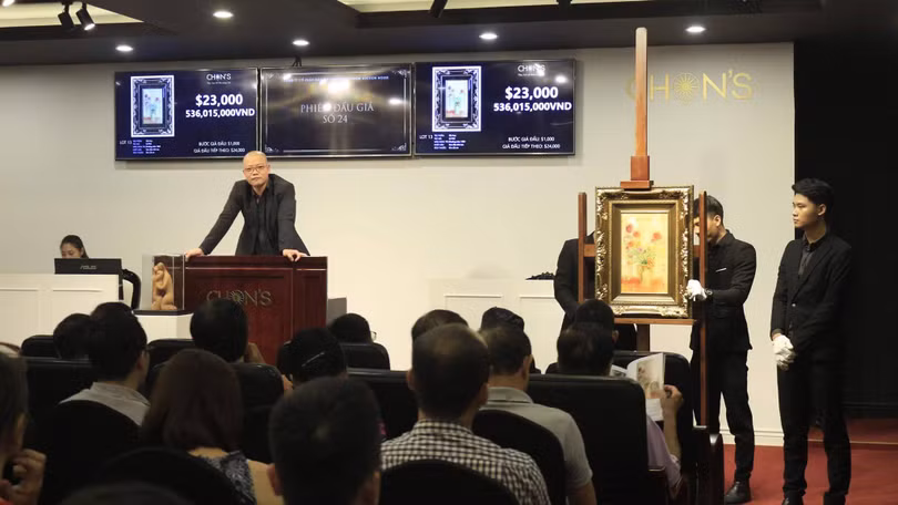 Tác phẩm “Sắc hoa” của danh họa Lê Phổ được bán với giá gõ búa là 27.000 USD (hơn 600 triệu đồng) trong phiên đấu tối 28/7