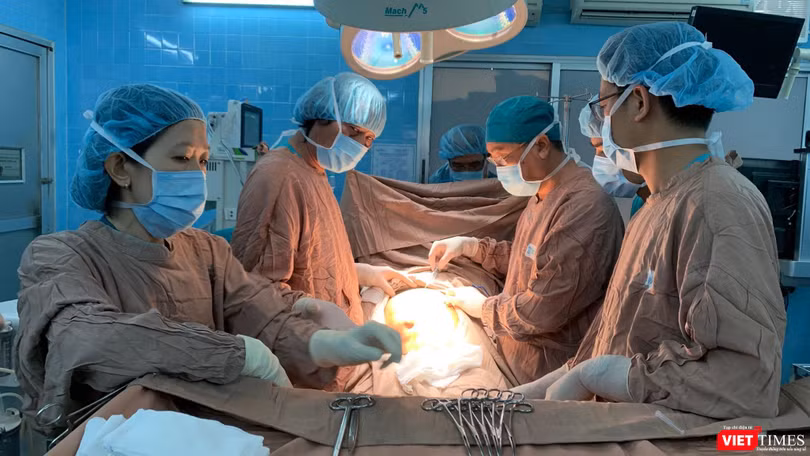 Các bác sĩ đã phẫu thuật thành công rút 40 lít nước và đưa khối bướu ra ngoài, cứu cô gái trẻ