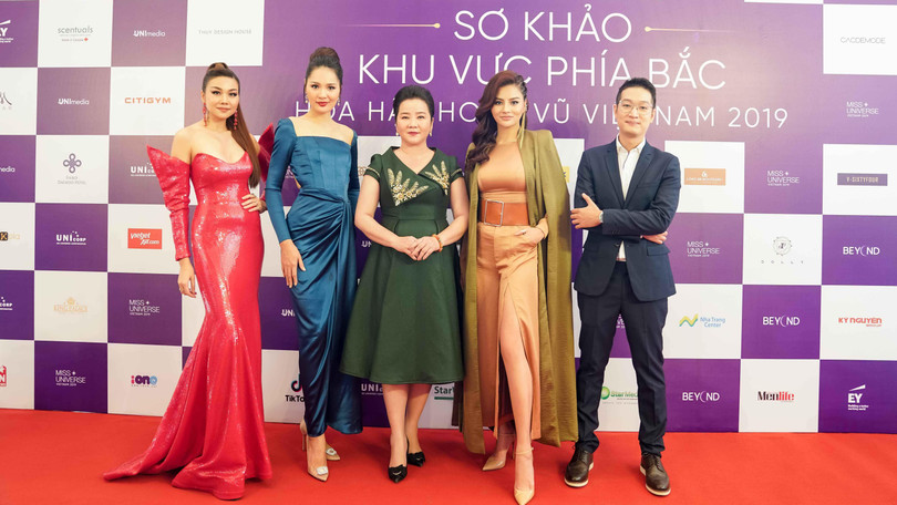 Ban giám khảo gồm Hiệu trưởng trường John Robert Powers – Bà Võ Thị Xuân Trang, Tiến sĩ – bác sĩ Lê Diệp Linh (Nhân trắc học), Ông Hoàng Đức Sâm - Samuel Hoàng (Nhiếp ảnh gia), diễn viên Thanh Hằng, Hoa hậu Hương Giang và siêu mẫu Vũ Thu Phương