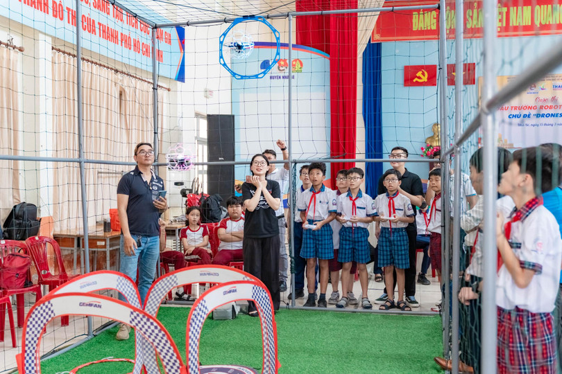 Hoc sinh voi drone.jpg