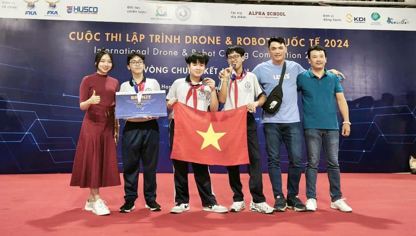 Drone THCS Nguyen Du 2.jpg