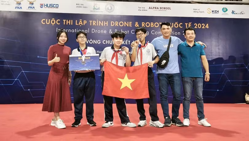 Drone THCS Nguyen Du 2.jpg