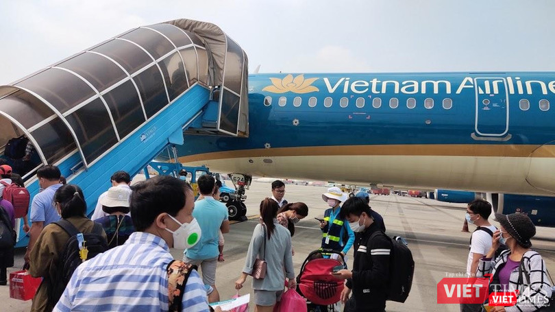 CDC TP.HCM khẳng định BN1979 chỉ là nhân viên xếp hành lý, không tiếp xúc với hành khách (Ảnh: Hoà Bình) CDC TP.HCM khẳng định BN1979 chỉ là nhân viên xếp hành lý, không tiếp xúc với hành khách (Ảnh: Hoà Bình)