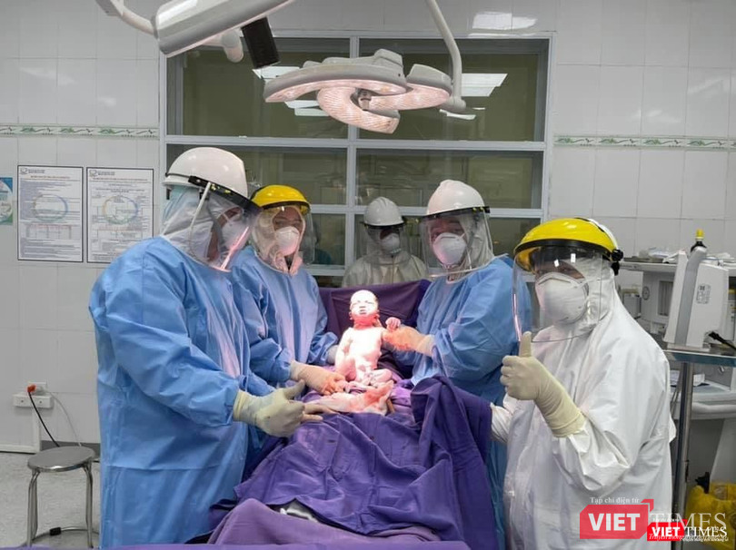 Các bác sĩ đón em bé ra đời trong khu cách ly Các bác sĩ đón em bé ra đời trong khu cách ly