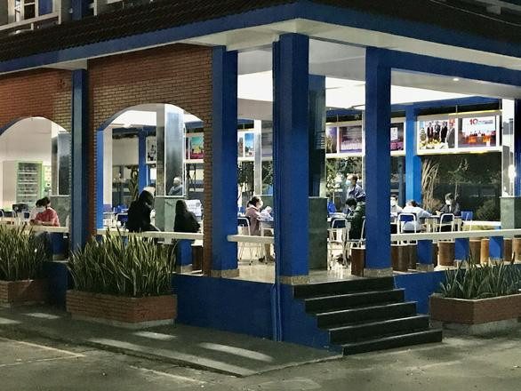 Do số lượng người tiếp xúc gần với nữ sinh viên quá nhiều nên việc lấy thông tin tới nửa đêm mới hoàn thành - Ảnh: B.S