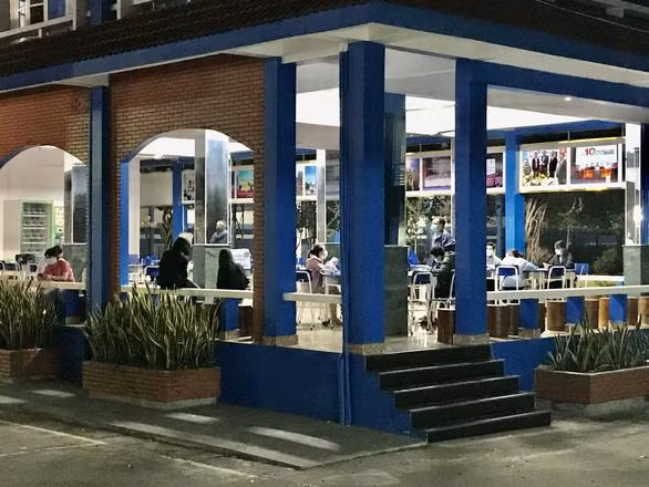 Do số lượng người tiếp xúc gần với nữ sinh viên quá nhiều nên việc lấy thông tin tới nửa đêm mới hoàn thành - Ảnh: B.S