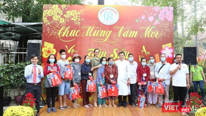 Diễn viên Quyền Linh và bác sĩ Bệnh viện Chợ Rẫy tặng quà bệnh nhân ăn Tết trong BV - Ảnh: BVCC