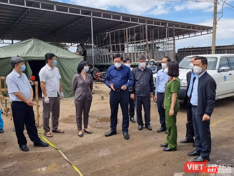 Thứ trưởng nhấn mạnh cần phải xây dựng phương án để khi có tình huống kịp thời triển khai ngay BV Dã chiến (Ảnh: BYT) Thứ trưởng nhấn mạnh cần phải xây dựng phương án để khi có tình huống kịp thời triển khai ngay BV Dã chiến (Ảnh: BYT)