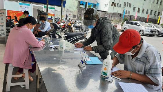 Người dân đến khám chữa bệnh làm thủ tục khai báo y tế tại bệnh viện trên địa bàn TP.HCM (Ảnh: Thu Hiến)