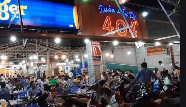 Quán lẩu dê 404, nơi BN1979 từng đến ăn, sau đó phát hiện thêm 2 người dương tính với SARS-CoV-2