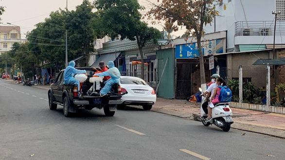 Lực lượng chức năng phun khử khuẩn toàn bộ khu vực xung quanh Đại học Thủ Dầu Một (Bình Dương)