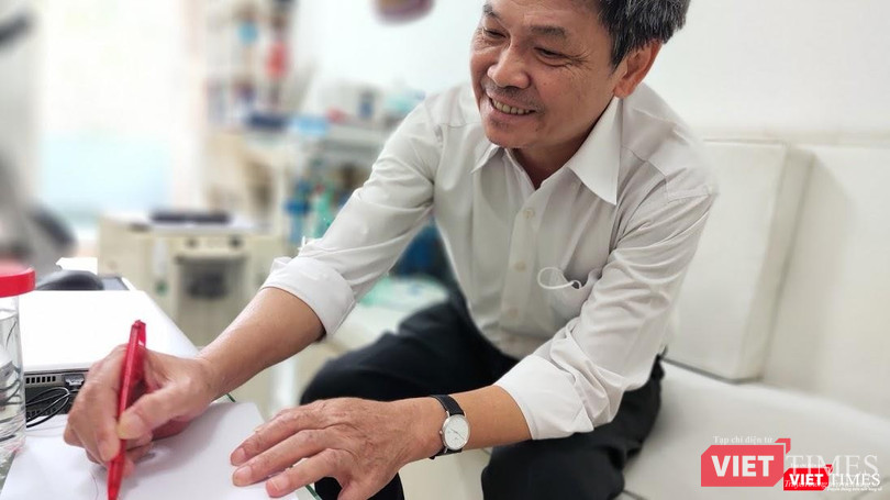 Thầy Phan Kim Ngọc tại nhà riêng (Ảnh: Hoà Bình)