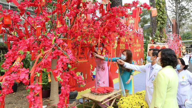 Đường hoa Xuân tại BV Chợ Rẫy do chính tay y bác sĩ thực hiện (Ảnh: BVCC) 