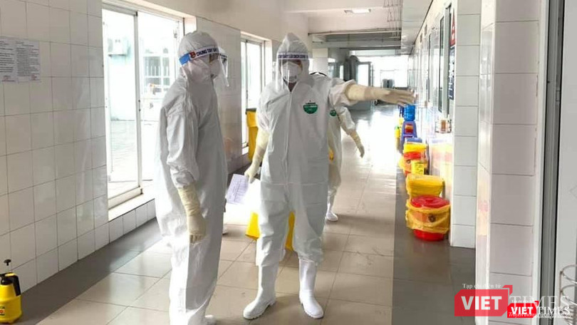 Điều trị bệnh nhân COVID-19 tại BV Dã chiến (Ảnh: CTV)