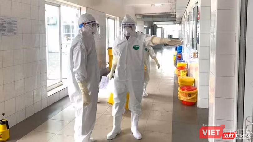 Điều trị bệnh nhân COVID-19 tại BV Dã chiến (Ảnh: CTV)