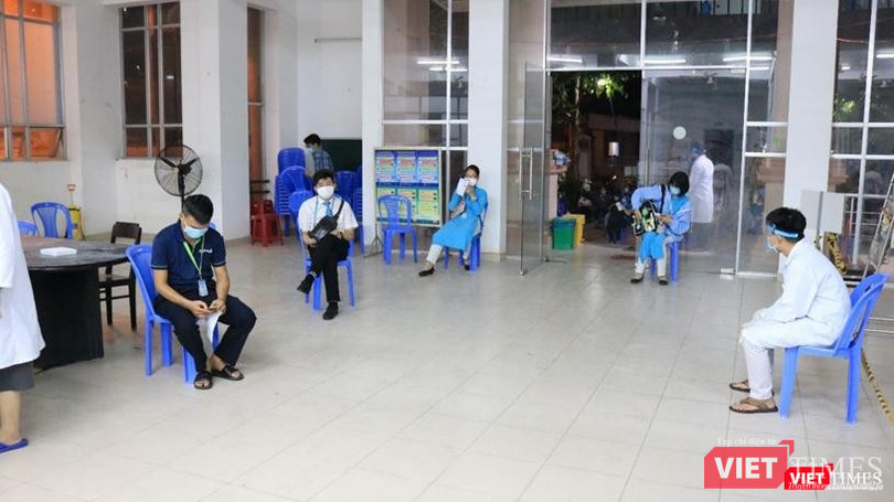 Lấy mẫu xét nghiệm cho nhân viên sân bay Tân Sơn Nhất suốt đêm 7/2 Lấy mẫu xét nghiệm cho nhân viên sân bay Tân Sơn Nhất suốt đêm 7/2