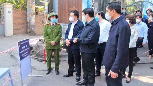 Bộ trưởng Nguyễn Thanh Long (thứ ba từ trái sang) thị sát khu dân cư nơi có ca bệnh 1553