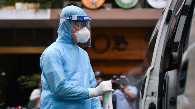 Nhân viên y tế tại TP.HCM khử trùng khu vực liên quan người tiếp xúc bệnh nhân mắc Covid-19. Ảnh- Duy Hiệu Nhân viên y tế tại TP.HCM khử trùng khu vực liên quan người tiếp xúc bệnh nhân mắc Covid-19. Ảnh- Duy Hiệu