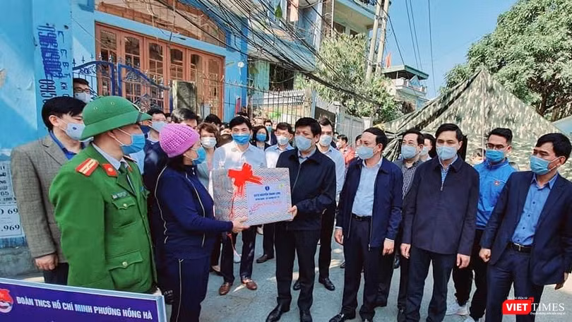 Bộ trưởng Nguyễn Thanh Long đi thăm các điểm cách ly chống dịch tại Quảng Ninh (Ảnh: BYT) 