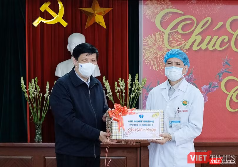 Bộ trưởng Nguyễn Thanh Long trao tặng quà cho Quảng Ninh (Ảnh: BYT)