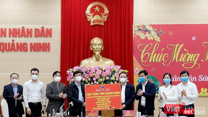 Thay mặt Bộ Y tế, Bộ trưởng Nguyễn Thanh Long trao tặng các trang thiết bị y tế phòng chống dịch cho tỉnh Quảng Ninh Ảnh: Trần Minh