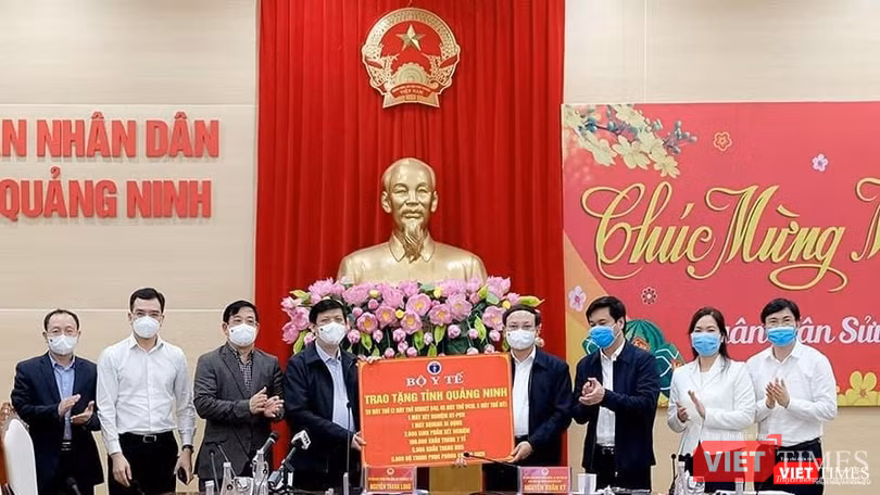 Thay mặt Bộ Y tế, Bộ trưởng Nguyễn Thanh Long trao tặng các trang thiết bị y tế phòng chống dịch cho tỉnh Quảng Ninh Ảnh: Trần Minh