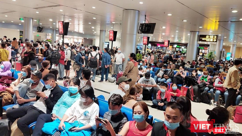 Sân bay Tân Sơn Nhất những ngày này chật kín người chờ bay (Ảnh: Hoà Bình) Sân bay Tân Sơn Nhất những ngày này chật kín người chờ bay (Ảnh: Hoà Bình)