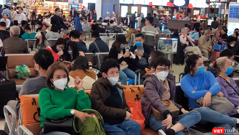 TP.HCM đã làm gì để chống ùn tắc hơn 1.000 người nhập cảnh tại sân bay khi triển khai lấy mẫu xét nghiệm tại chỗ (Ảnh: Hòa Bình) 