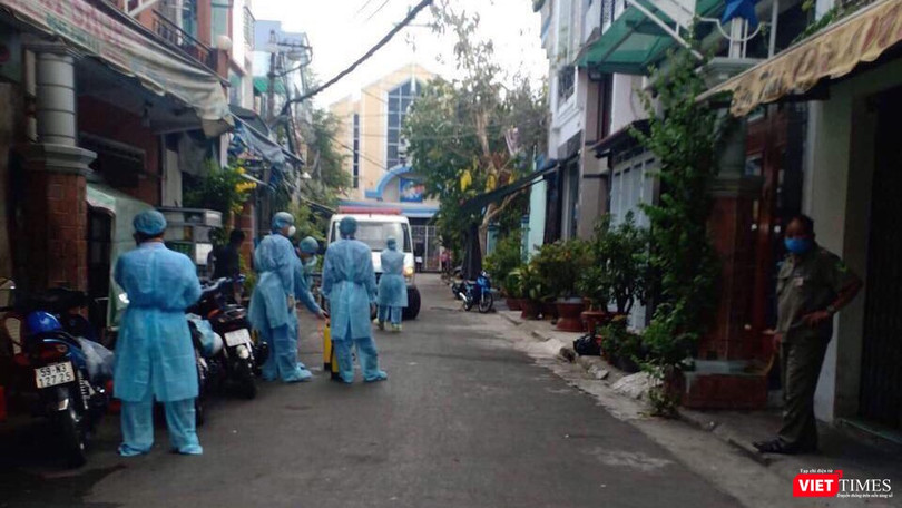 Cơ quan chức năng đón bệnh nhân nhiễm COVID-19 đi điều trị cách ly chiều 13/3 (Ảnh: T.H) 