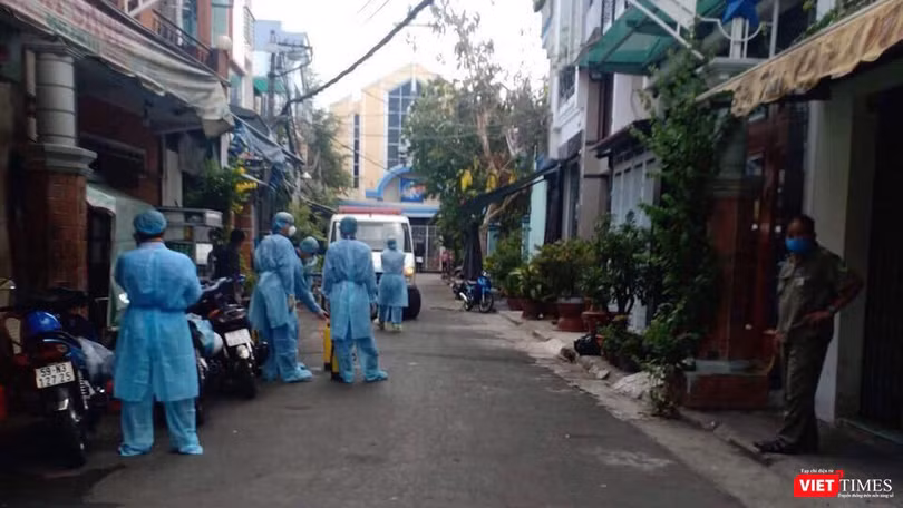 Cơ quan chức năng đón bệnh nhân nhiễm COVID-19 đi điều trị cách ly chiều 13/3 (Ảnh: T.H) 