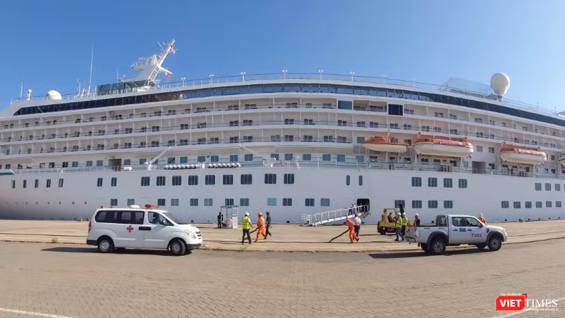 Tàu du lịch Crystal Symphony nhập cảnh vào TP.HCM hôm 22/2 (Ảnh: Trung tâm Kiểm dịch y tế quốc tế TP.HCM) 