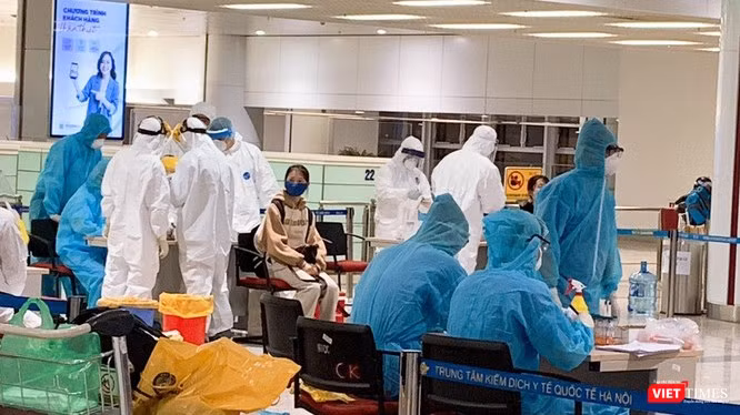 Trong lúc cơ quan chức năng tích cực lấy mẫu xét nghiệm hành khách châu Âu về sân bay Nội Bài, nhóm khách về từ vùng dịch Qatar gây náo loạn (Ảnh: Nam Khánh - Văn Trọng)