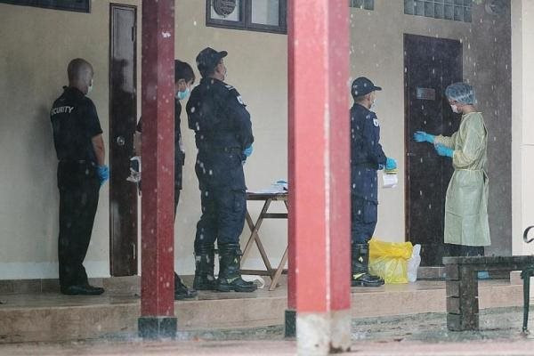 Các nhân viên của Lực lượng Phòng vệ dân sự Singapore chuẩn bị vào phòng của một người nghi nhiễm Covid-19 tại một cơ sở cách ly để lấy mẫu bệnh phẩm. Ảnh: TNP Các nhân viên của Lực lượng Phòng vệ dân sự Singapore chuẩn bị vào phòng của một người nghi nhiễm Covid-19 tại một cơ sở cách ly để lấy mẫu bệnh phẩm. Ảnh: TNP