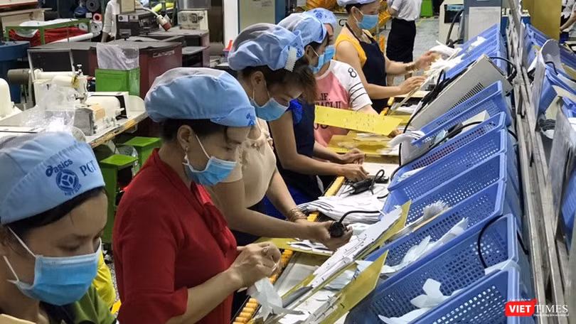 Công nhân làm việc tại khu công nghiệp