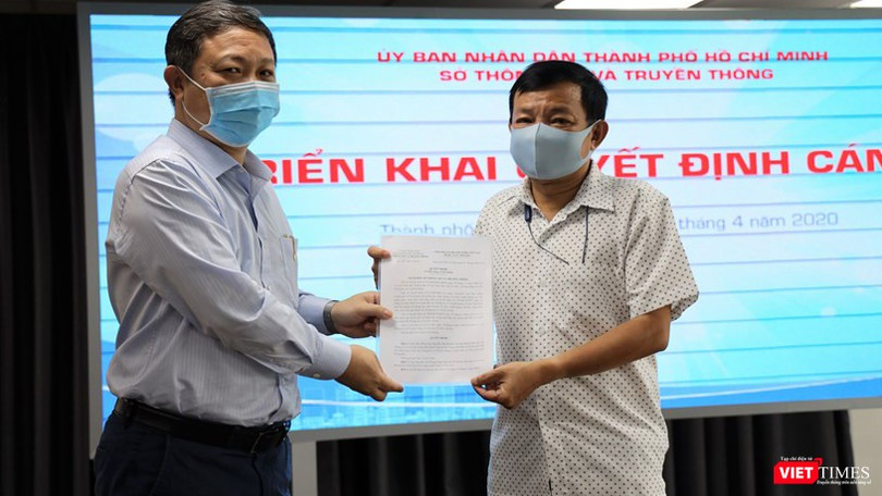 Phó Chủ tịch UBND TP.HCM Dương Anh Đức trao quyết định bổ nhiệm Phó Giám đốc Trung tâm Báo chí TPHCM cho ông Nguyễn Văn Khanh (Ảnh: Đình Nguyên) 