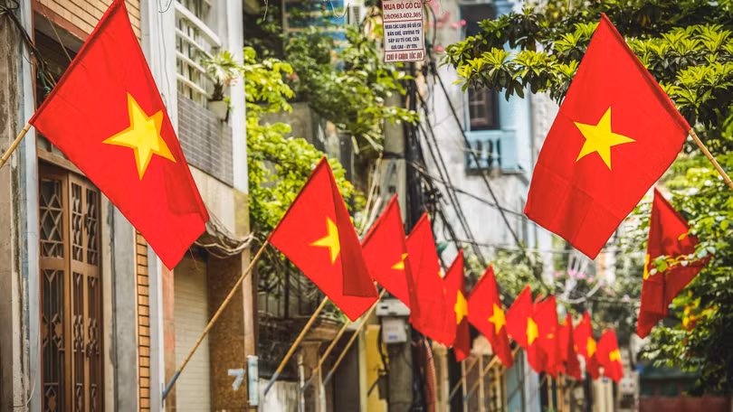 Treo cờ Tổ quốc mừng Tết Độc lập 30/4 trên mọi vùng miền cả nước (Ảnh: TB)