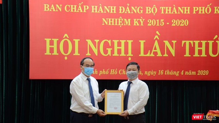 Ủy viên Bộ Chính trị, Bí thư Thành ủy TP.HCM Nguyễn Thiện Nhân trao Quyết định cho Phó Chủ tịch UBND TP.HCM Dương Anh Đức (Ảnh: TTBC) 