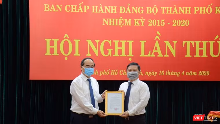 Ủy viên Bộ Chính trị, Bí thư Thành ủy TP.HCM Nguyễn Thiện Nhân trao Quyết định cho Phó Chủ tịch UBND TP.HCM Dương Anh Đức (Ảnh: TTBC) 
