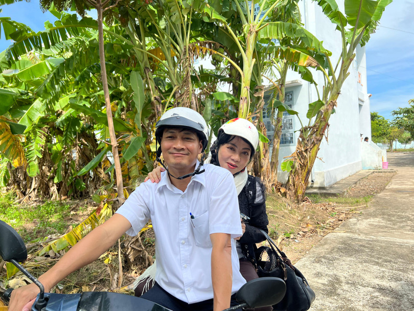 Thầy Lê Công Tấn chở tôi đi xem đủ cách "dỗ trò đến lớp" của nhà trường