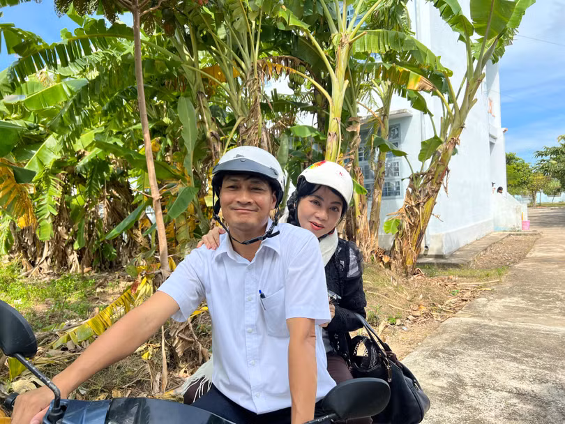 Thầy Lê Công Tấn chở tôi đi xem đủ cách "dỗ trò đến lớp" của nhà trường